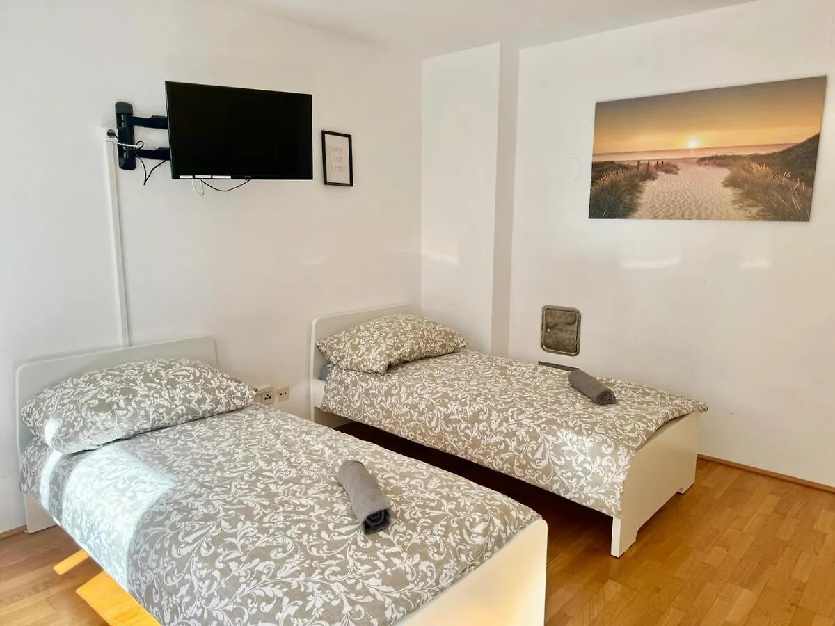 75 M2 Rooftop Central Apartment Wenen