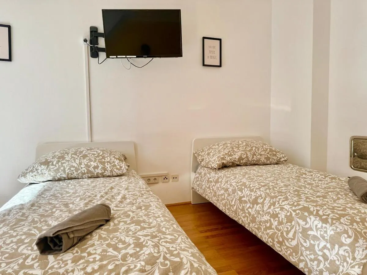 75 M2 Rooftop Central Apartment Wenen